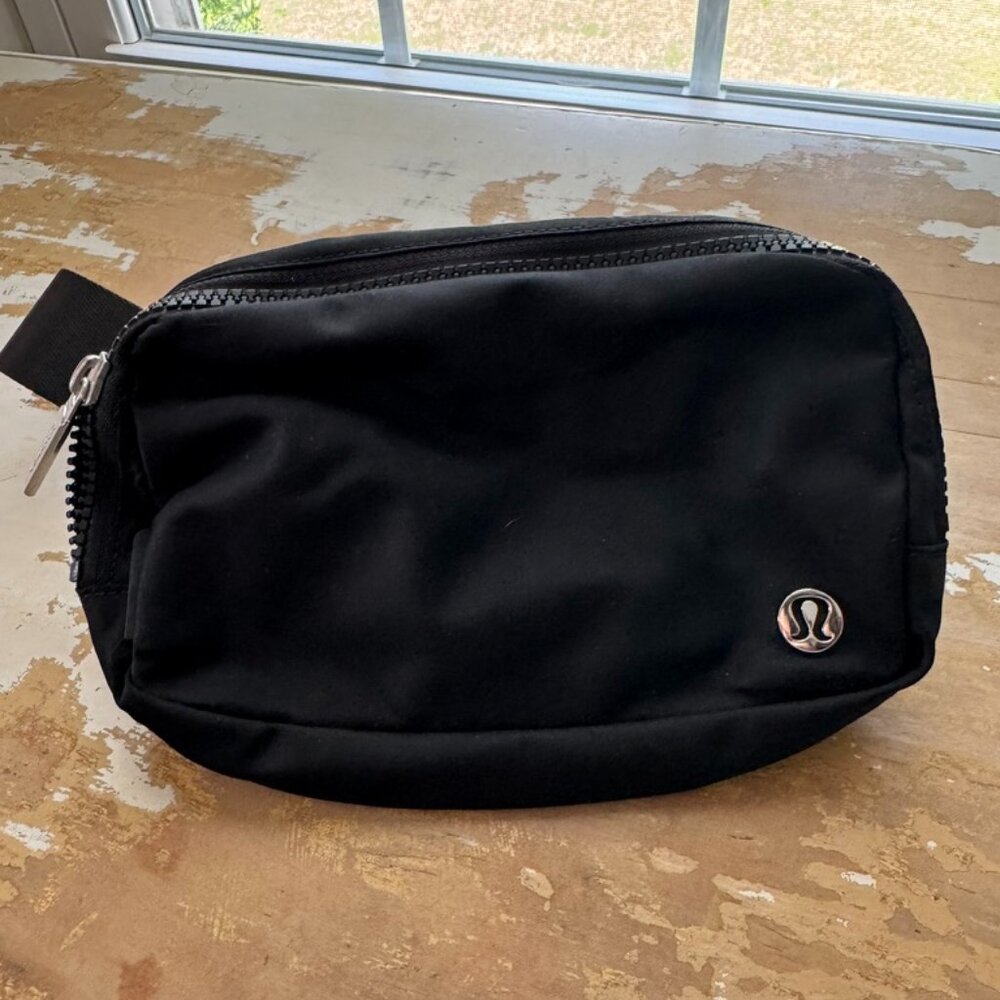 Lululemon Everywhere Belt Bag